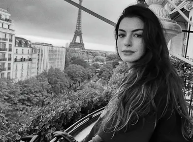 Imagem ilustrativa da imagem Catarata precoce deixou Anne Hathaway 'praticamente cega' por dez anos