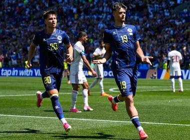 Imagem ilustrativa da imagem Com brilho de Alajbegovic, Bósnia vence Catar e mantém sonho inédito na Copa