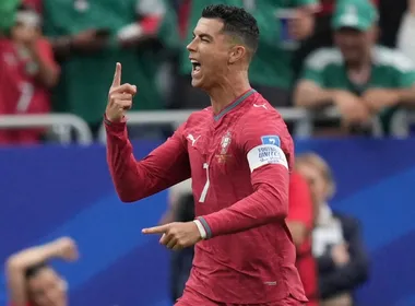 Imagem ilustrativa da imagem Cristiano Ronaldo celebra recordes com Portugal: 'Disseram que estava aposentado'