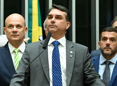 Imagem ilustrativa da imagem Datafolha indica dificuldade persistente de Flávio Bolsonaro no eleitorado feminino