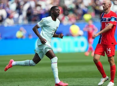 Imagem ilustrativa da imagem Dembélé faz 3 para a França e coloca Noruega no caminho do Brasil