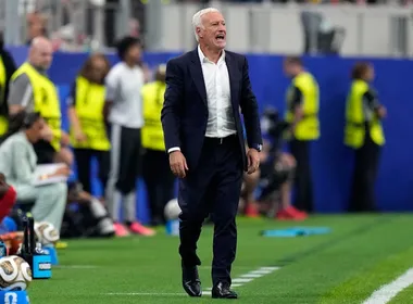 Imagem ilustrativa da imagem Deschamps questiona arbitragem após eliminação da França: 'Ele é bom o suficiente?'