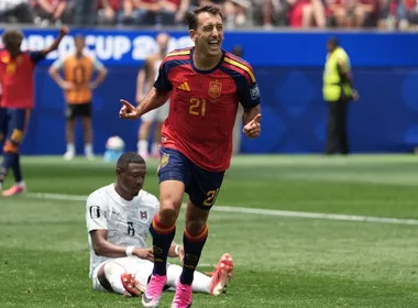 Imagem ilustrativa da imagem Espanha arrasa a Áustria e vai às oitavas da Copa com brilho de Oyarzabal