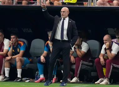 Imagem ilustrativa da imagem Espanha deixa De la Fuente em êxtase após classificação à final