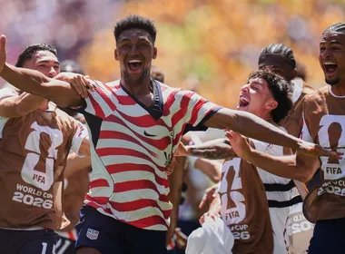 Imagem ilustrativa da imagem Estados Unidos vencem Austrália em jogo marcado por polêmicas e garantem classifica