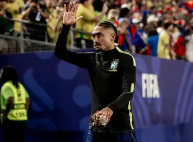 Imagem ilustrativa da imagem Festejado, Raphinha treina e se aproxima de retorno à Copa do Mundo