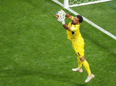 Imagem ilustrativa da imagem Goleiro Vozinha e ferrolho de Cabo Verde seguram a poderosa Espanha