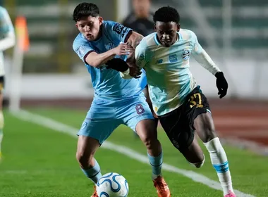 Imagem ilustrativa da imagem Grêmio luta em La Paz, mas Bolívar leva a melhor no duelo de ida da Sul-Americana