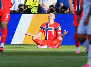 Imagem ilustrativa da imagem Haaland brilha em duelo de artilheiros, faz dois e comanda goleada da Noruega