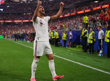 Imagem ilustrativa da imagem Herói da Espanha quase ficou fora da Copa e dedica vitória a festa polêmica