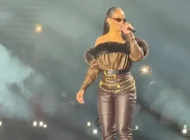Imagem ilustrativa da imagem Jay-Z faz Rihanna subir ao palco em show e artista brinca: 'Estou meio enferrujada'