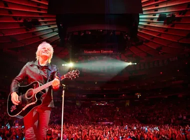 Imagem ilustrativa da imagem Jon Bon Jovi interrompe show e pede desculpas aos fãs em Nova York