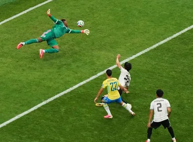 Imagem ilustrativa da imagem Jornais 'cornetam' Brasil após virada contra o Japão na Copa: 'Foi graças à camisa'