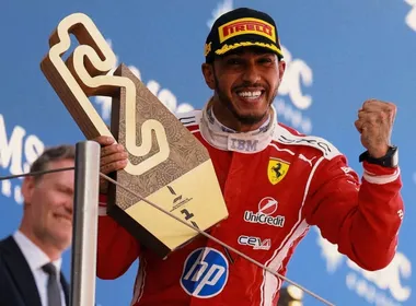 Imagem ilustrativa da imagem Lewis Hamilton faz tática agressiva e vence pela primeira vez com a Ferrari