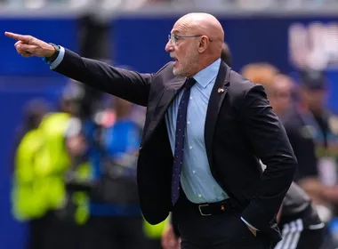 Imagem ilustrativa da imagem Luis de la Fuente exalta elenco da Espanha após classificação na Copa