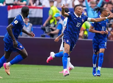 Imagem ilustrativa da imagem Mbappé classifica a França à 2ª fase da Copa e continua à caça de Messi