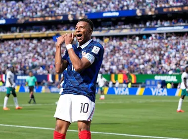 Imagem ilustrativa da imagem Mbappé destrava jogo duro, passa Pelé e comanda vitória da França sobre Senegal