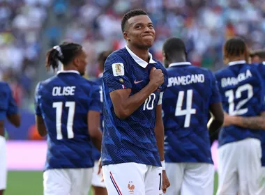 Imagem ilustrativa da imagem Mbappé destrói Suécia, Olise dá show e França vai às oitavas da Copa