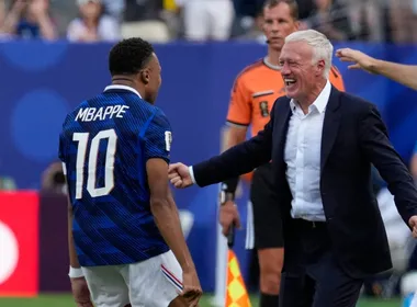 Imagem ilustrativa da imagem Mbappé e Deschamps exaltam vitória e alertam sobre força do Paraguai
