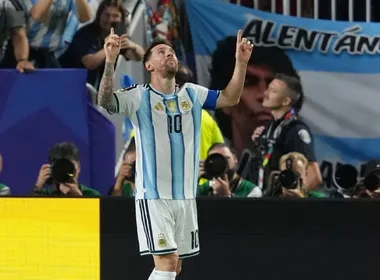 Imagem ilustrativa da imagem Messi dá espetáculo e faz Argentina encantar na Copa do Mundo