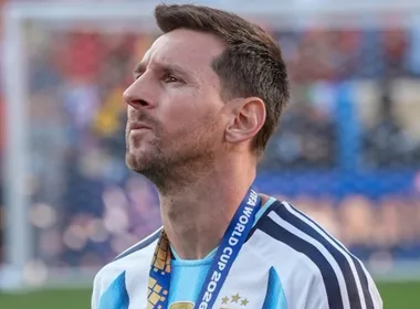 Imagem ilustrativa da imagem Messi lamenta após vice da Argentina e diz que 'vai demorar para a ferida fechar'