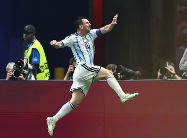 Imagem ilustrativa da imagem Messi ressucita a Argentina, vira jogo perdido e coloca campeã nas quartas