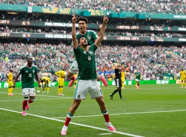Imagem ilustrativa da imagem México bate África do Sul e encerra tabu com festa e chuva de vermelhos na Copa