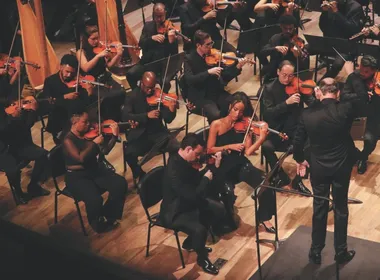 Imagem ilustrativa da imagem Noite clássica com piano e orquestra no Teatro Sesc Glória