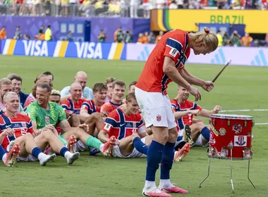 Imagem ilustrativa da imagem Noruegueses remam, triunfam e deixam Brasil na praia na Copa do Mundo