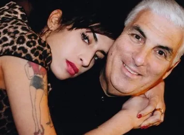 Imagem ilustrativa da imagem Pai de Amy Winehouse é condenado a pagar R$ 6,5 milhões a amigas da cantora