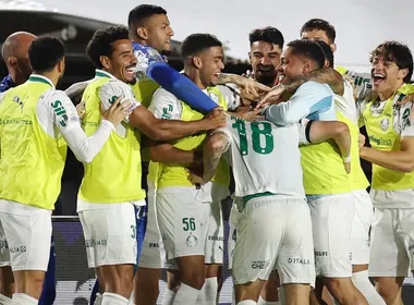 Imagem ilustrativa da imagem Palmeiras aproveita dois expulsos, goleia Vitória e abre 8 pontos para Fla