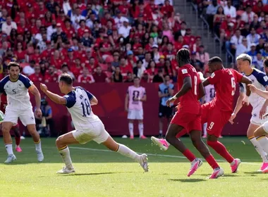 Imagem ilustrativa da imagem Reserva salva, Canadá busca empate com a Bósnia e Herzegovina e pontua pela 1ª vez