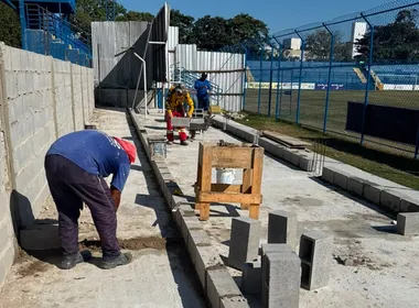 Imagem ilustrativa da imagem Sem jogos até 2027, obras no Salvador Costa estão a todo o vapor