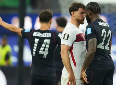 Imagem ilustrativa da imagem Turquia marca no último lance, vence os EUA e se despede da Copa com vitória