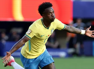 Imagem ilustrativa da imagem Vini Jr admite partida ruim, reclama de campo e projeta futuro da seleção na Copa