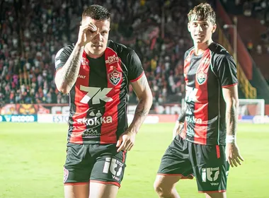 Imagem ilustrativa da imagem Vitória aproveita falha do Vasco, vence e estraga estreia de português