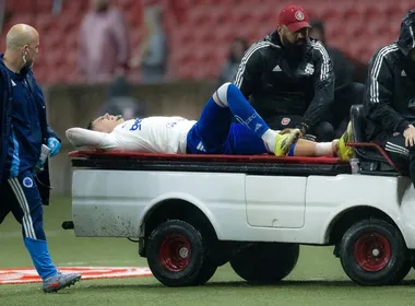 Imagem ilustrativa da imagem Zagueiro do Inter se manifesta após causar fratura em Gabriel Pec, do Cruzeiro