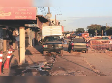 Vento e vegetação seca aceleram as chamas em frente ao Vilas do Mar; Bombeiros acionados e alerta por focos também em Manguinhos