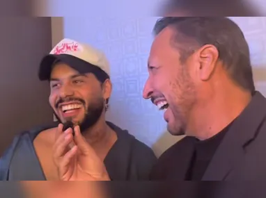 Matias com o sofá que chegou de surpresa na casa da família