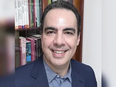 José Antônio Martinuzzo  é pós-doutor em Psicanálise (UERJ), doutor em Comunicação (UFF) e professor titular da Ufes