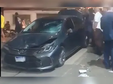 Imagens divulgadas pelo Corpo de Bombeiros mostram o caminhão tanque tombado na região da Curva da Ferradura