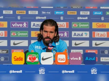 Raúl Jiménez, do México, comemora após marcar gol na partida contra a África do Sul válida pelo Grupo A da Copa do Mundo de 2026, realizada no Estádio Azteca, na Cidade do México, no México, nesta quinta-feira (11)