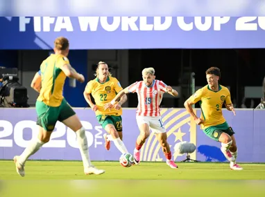 Vinícius Jr. disputando a bola com Ritsu Doan, no último duelo entre Brasil e Japão realizado no dia 14 de outubro de 2025, no Estádio Nacional do Japão, em Tóquio