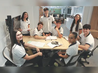Alunos Christopher Cunha, Thayany de Oliveira e Maria Eduarda Freitas, da EEEM Prof. Renato José da Costa Pacheco, em Vitória, que ficou em 10º lugar no ranking estadual do Enem 2025