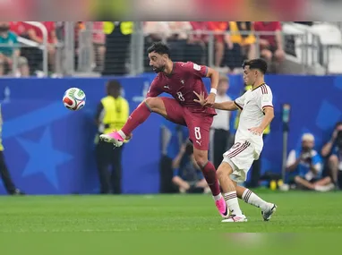 O árbitro brasileiro Raphael Claus expulsa Folarin Balogun (d), dos Estados Unidos, na partida entre Estados Unidos e Bósnia e Herzegovina válida pela segunda fase da Copa do Mundo 2026, em Santa Clara, perto de San Francisco, na Califórnia, nos EUA, nesta quarta-feira, 1º de julho de 2026