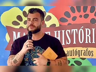 os militares encontraram uma sacola em um terreno baldio contendo 157 unidades de cocaína, 57 de maconha, 46 de crack, cinco porções de haxixe do tipo crumble , um radiocomunicador e R$59,80 em espécie