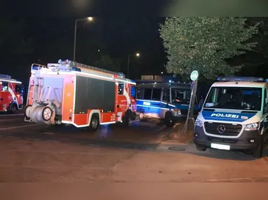 Bombeiros combatem um incêndio florestal nas proximidades de Lacanau, no sudoeste da França, neste sábado 25 de julho de 2026. A França está usando aeronaves de carga para lançar retardantes de chamas sobre incêndios florestais após quase 200 mil evacuações