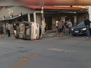 Imagem ilustrativa da imagem Carro da Prefeitura de Aracruz capota e motorista de ônibus é preso por embriaguez