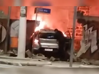 Corpo foi encontrado por policiais em beco de acesso à residência; testemunhas apontam possível retaliação entre facções
