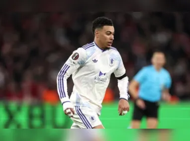 Giay sofreu uma torção no tornozelo direito